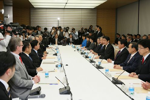 Photograph of the Prime Minister making a statement (2)