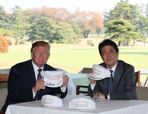 Photograph of the leaders attending a commemorative photograph session