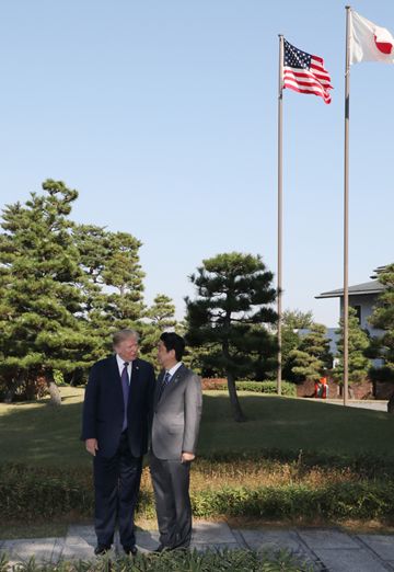 Photograph of the Prime Minister welcoming the President of the United States (1)