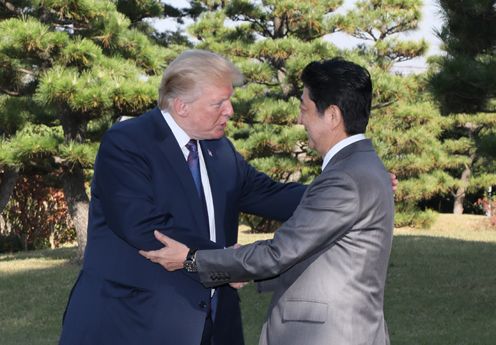 Photograph of the Prime Minister welcoming the President of the United States (2)