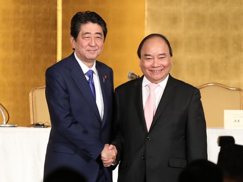 Photograph of the Prime Minister shaking hands with the Prime Minister of Viet Nam