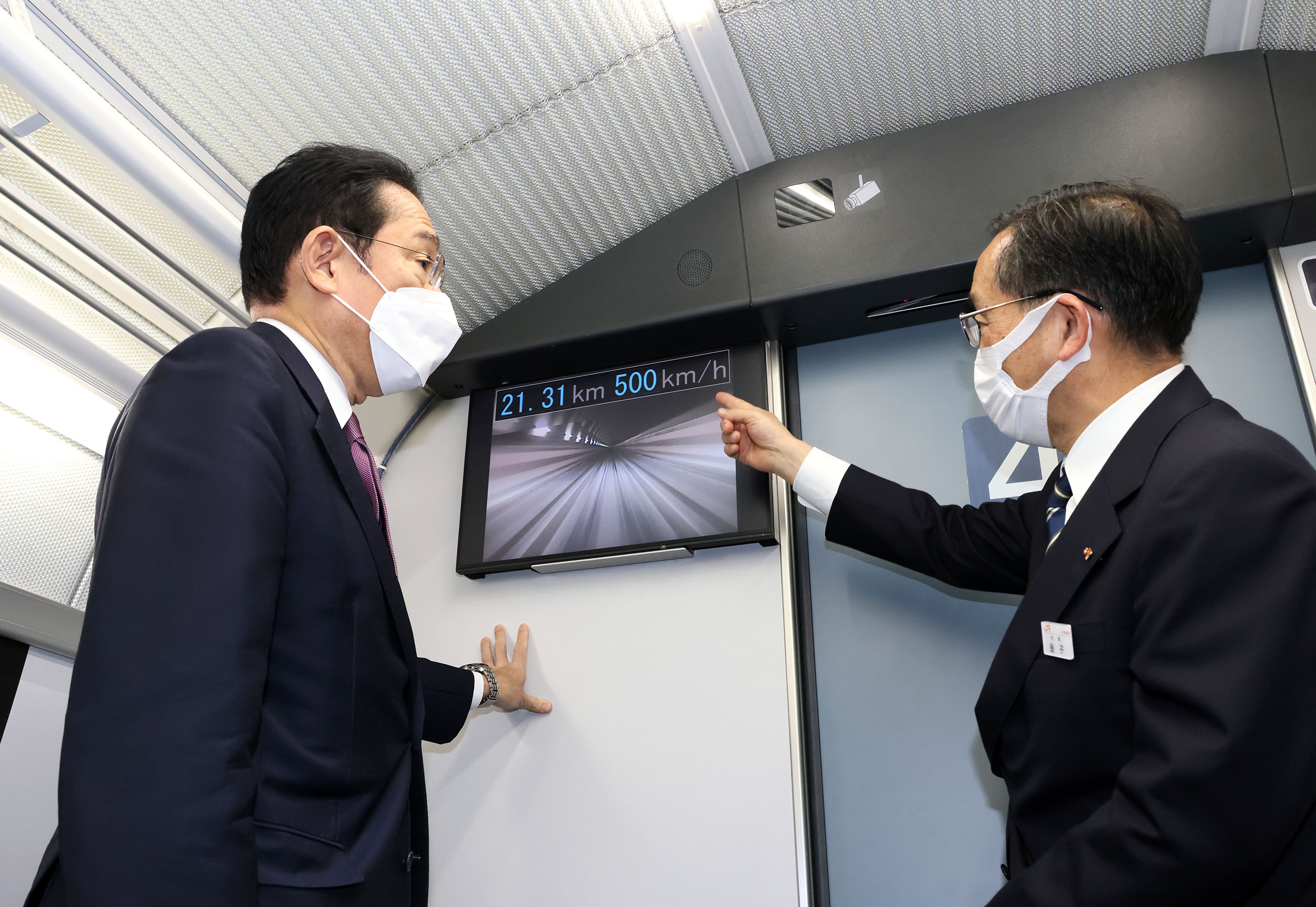 Photograph of the Prime Minister visiting the Yamanashi Maglev Test Track (6)