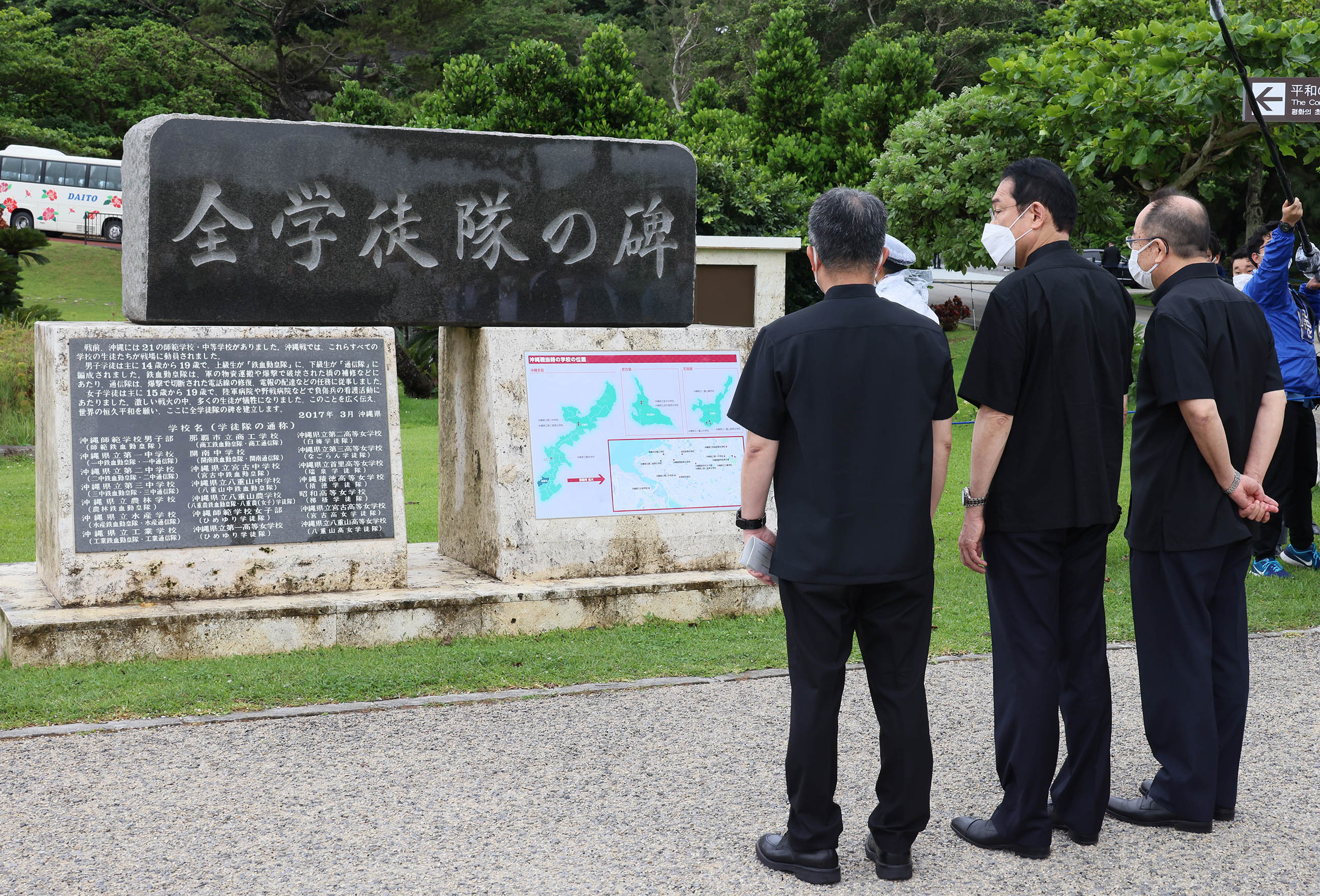 Photograph of the Prime Minister visiting the Monument to Students Mobilized during the Battle of Okinawa (1)