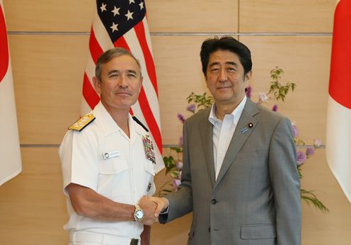 Photograph of the Prime Minister shaking hands with the Commander of the U.S. Pacific Command