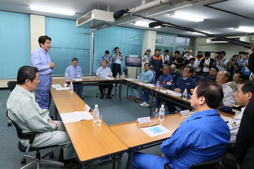 Photograph of the Prime Minister receiving a report on the state of damage and state of evacuation