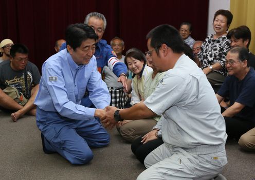 Photograph of the Prime Minister encouraging evacuees