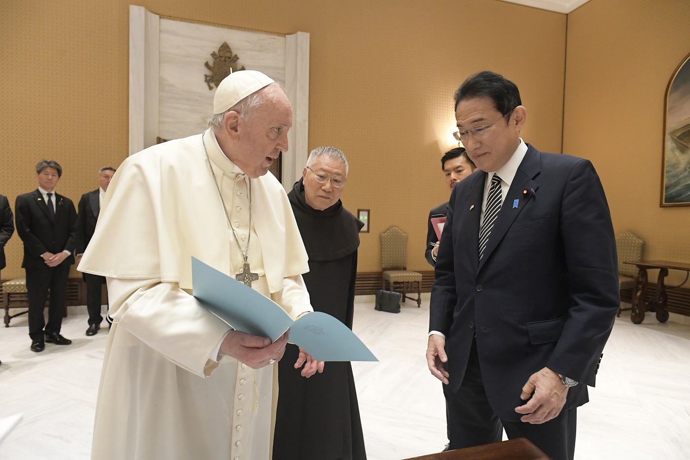Photograph of the Prime Minister having an audience with Pope Francisco (photo courtesy of VaticanMedia) (4)