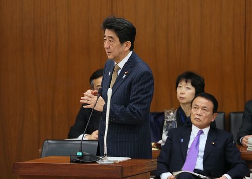 Photograph of the Prime Minister answering questions at the meeting of the House of Representatives Committee on Financial Affairs