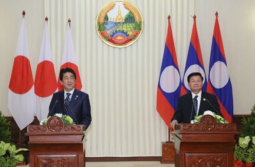 Photograph of the Japan-Laos joint press announcement (1)