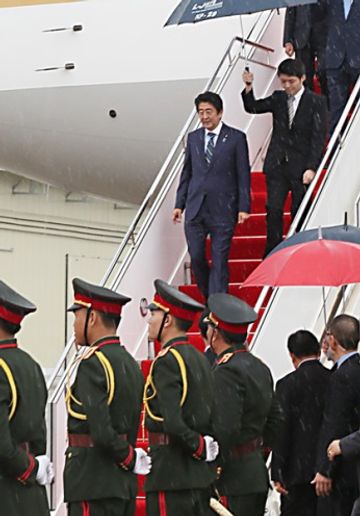 Photograph of the Prime Minister arriving in Vientiane (1)