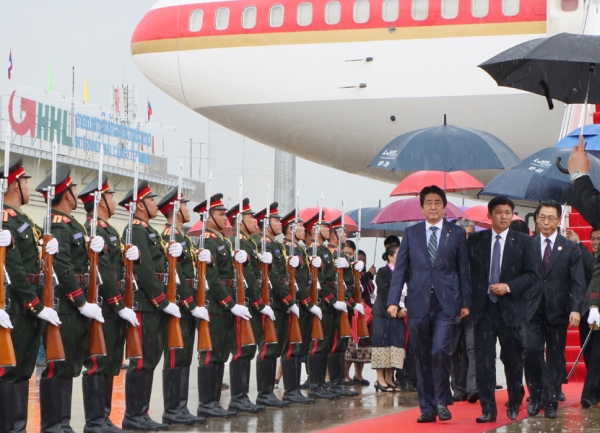 Photograph of the Prime Minister arriving in Vientiane (2)