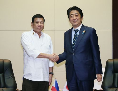 Photograph of Prime Minister Abe shaking hands with the President of the Philippines