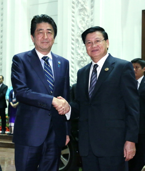 Photograph of the Prime Minister shaking hands with the Prime Minister of Laos