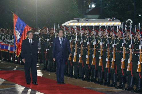 Photograph of the Japan-Laos welcome ceremony (2)