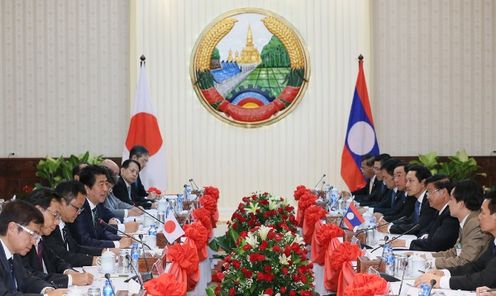Photograph of the Japan-Laos Summit Meeting (1)