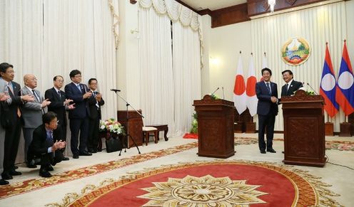 Photograph of the Japan-Laos joint press announcement (2)