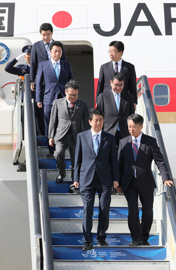 Photograph of the Prime Minister arriving in Vladivostok (1)