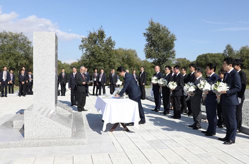 Photograph of the Prime Minister offering flowers at a small memorial monument for Japanese nationals who died during their detainment in the Soviet Union