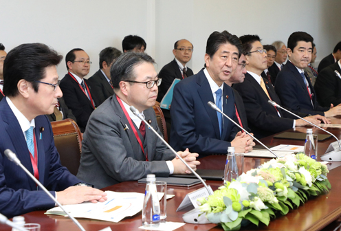 Photograph of the meeting with members of Japanese companies and others (1)