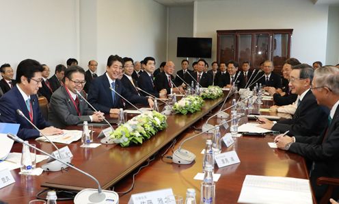 Photograph of the meeting with members of Japanese companies and others (2)