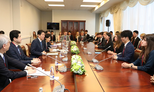 Photograph of the courtesy call from students participating in the Japan-Russia Student Forum (1)