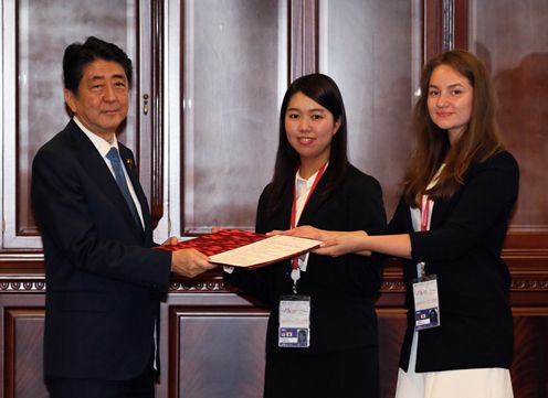 Photograph of the courtesy call from students participating in the Japan-Russia Student Forum (2)
