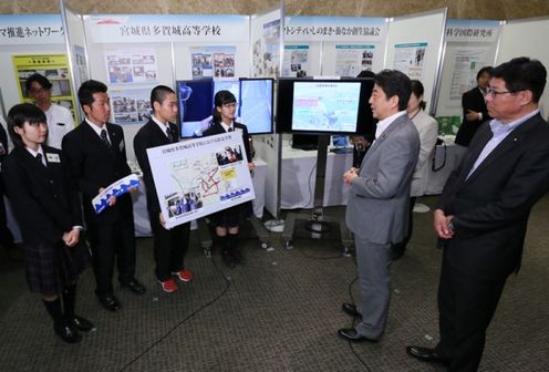 Photograph of the Prime Minster interacting with students from Miyagi Prefectural Tagajo High School