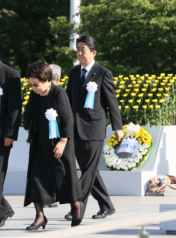 Photograph of the Prime Minister at the wreath laying