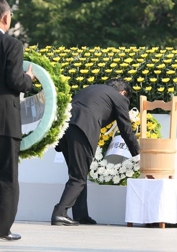 Photograph of the Prime Minister laying a wreath