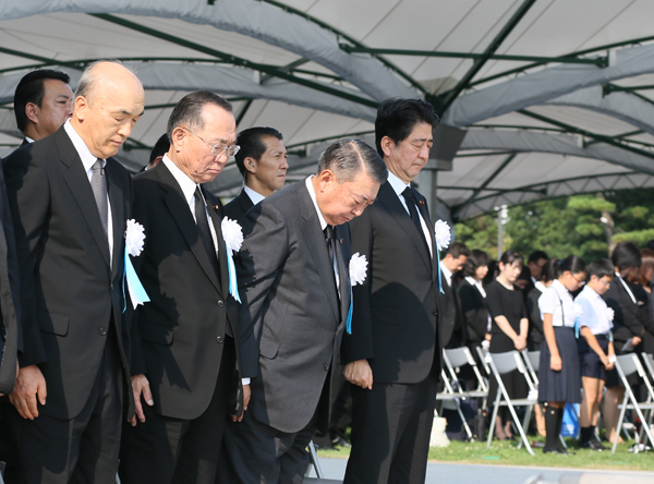 Photograph of the Prime Minister offering a silent prayer