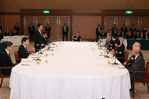 Photograph of the Prime Minister listening to requests by representatives of atomic bomb victims (1)