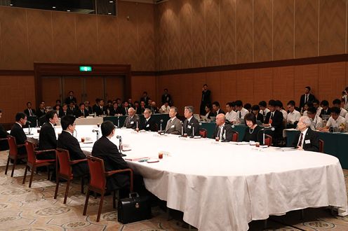 Photograph of the Prime Minister listening to requests from representatives of atomic bomb survivors (1)