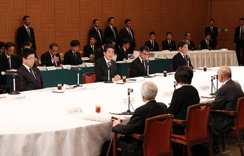 Photograph of the Prime Minister listening to requests from representatives of atomic bomb survivors (2)