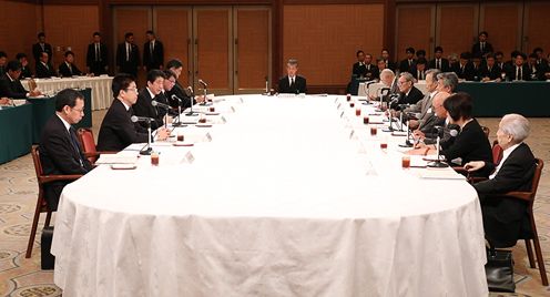 Photograph of the Prime Minister listening to requests from representatives of atomic bomb survivors (3)