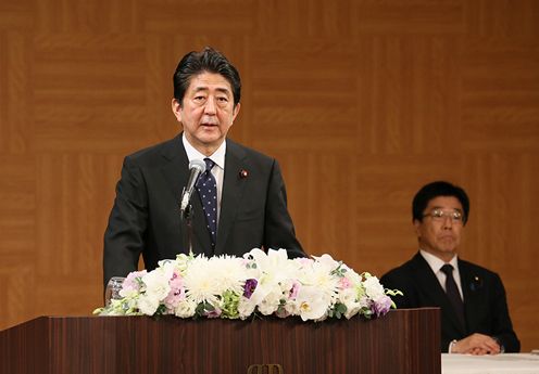 Photograph of the Prime Minister holding a press conference (1)