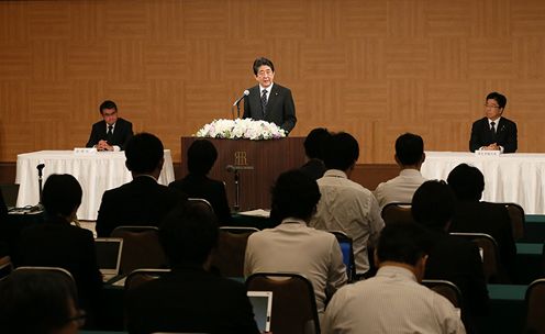 Photograph of the Prime Minister holding a press conference (2)