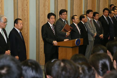 Photograph of the Prime Minister receiving the courtesy call (1)