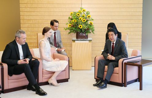 Photograph of the Prime Minister receiving the courtesy call (2)