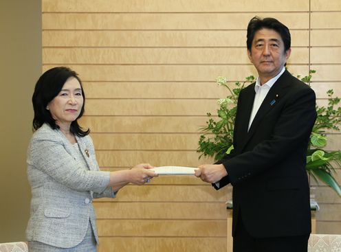 Photograph of the Prime Minister being presented with the NPA Recommendation (1)