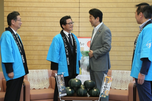 Photograph of the Prime Minister being presented with Edosaki squash (1)