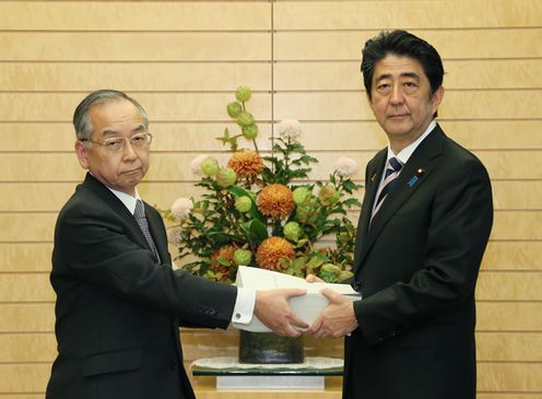 Photograph of the Prime Minister receiving the FY2014 audit report (1)