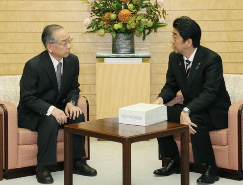 Photograph of the Prime Minister receiving the FY2014 audit report (2)