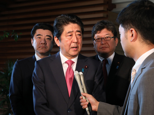 Photograph of the Prime Minister holding the press occasion