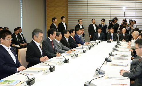 Photograph of the Prime Minister making a statement (2)