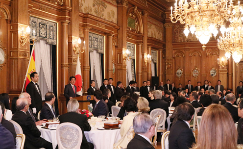 Photograph of the Prime Minister delivering an address at the banquet hosted by the Prime Minister and Mrs. Abe (1)