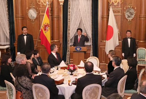 Photograph of the Prime Minister delivering an address at the banquet hosted by the Prime Minister and Mrs. Abe (2)