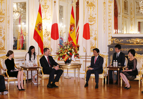 Photograph of the Prime Minister and Mrs. Abe meeting with the King and Queen of Spain