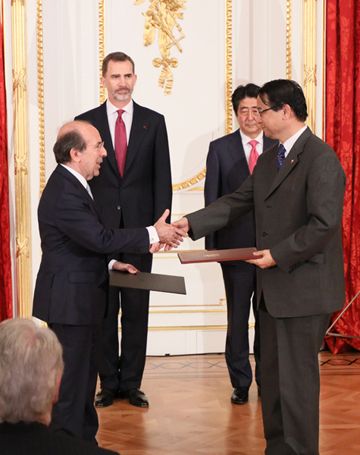 Photograph of the exchange of signed documents (6)