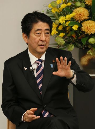 Photograph of the Prime Minister speaking with participants (1)