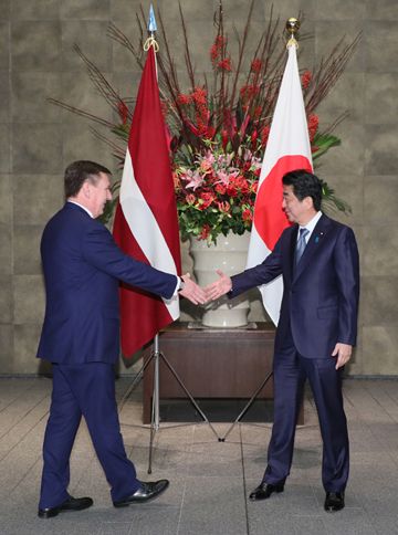 Photograph of Prime Minister Abe welcoming the Prime Minister of Latvia (1)
